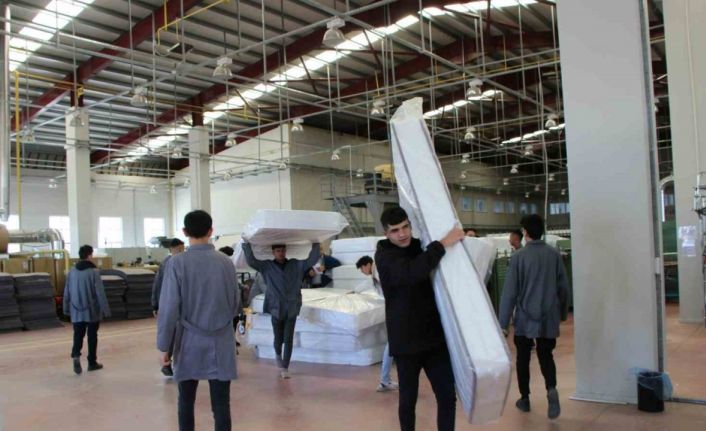 Türkiye’de ilk defa yatak üreten meslek lisesi depremzedelere yatak üretiyor