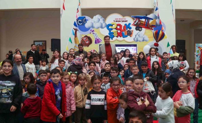 Uşak’ta 4. Bilim Sanat Çocuk Şenliği renkli görüntülere sahne oldu