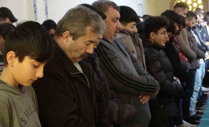 Uşak’ta binlerce vatandaş, depremde hayatını kaybedenler için gıyabi cenaze namazı kıldı