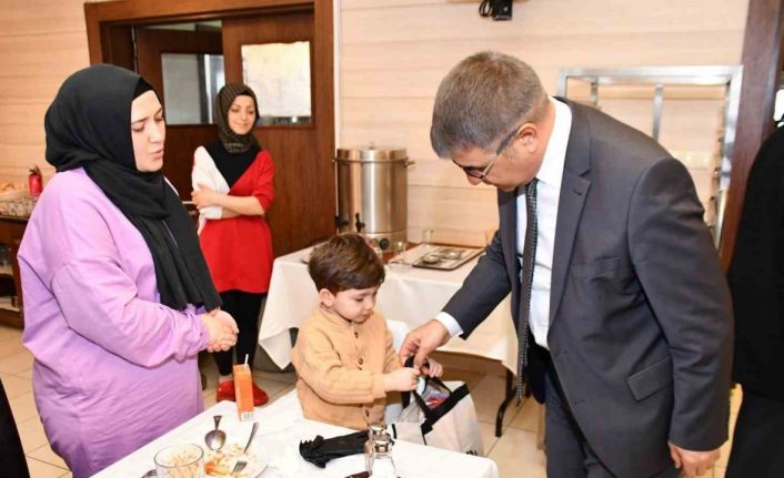 Vali depremzedelerle bir araya geldi