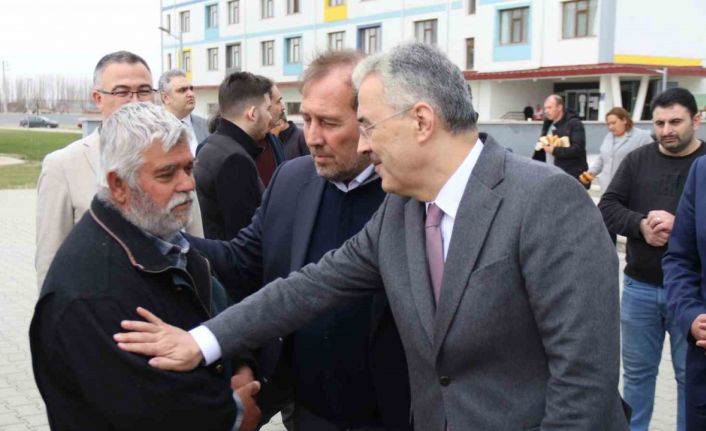 Vali Erol Ayyıldız KYK yurdunda kalan depremzedeleri ziyaret etti