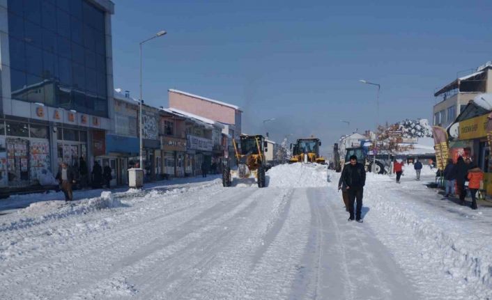 Varto’nun cadde ve sokaklarında biriken kar kütleleri ilçe dışına taşınıyor
