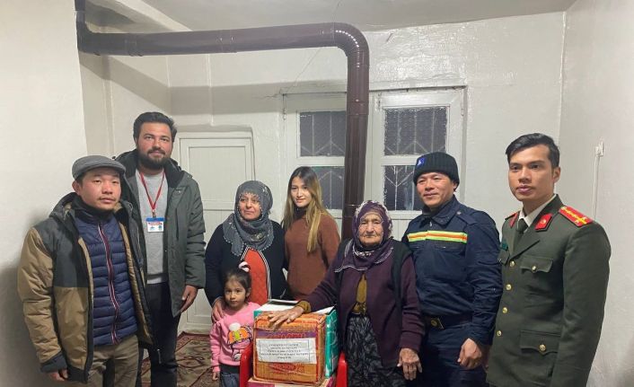Vietnam arama kurtarma ekibinden Vietnamlı gelin ve Türk ailesine ziyaret ve yardım