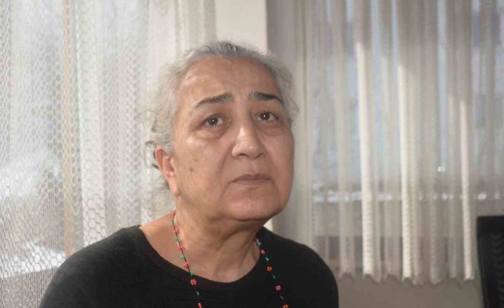 Yakınları göçük altında olan kadın depremzedelere bir nebze yardımcı olabilmek için canla başla çalışıyor