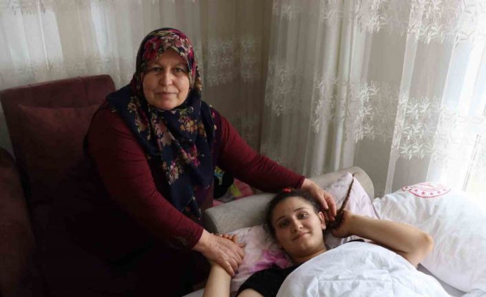 Yaralı depremzedeye ve bebeğine evini açtı, anne şefkatiyle bakıyor