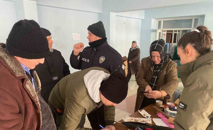 Yardım merkezine getirilen yorgandan çok sayıda altın çıktı