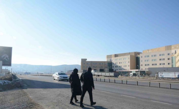 Yaya geçidi olmayan kara yolunda yayalar ölümle burun buruna kalıyor