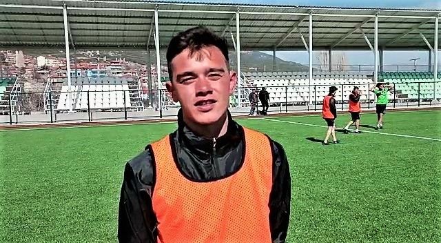 Yeşil sahalara dönen Başkan, memleketinin takımında futbolcu oldu