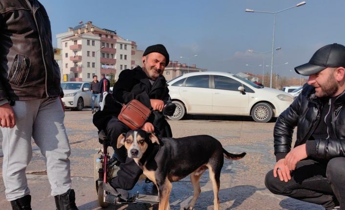 Yok böyle dostluk...Tedavi gören engelli sahibini saatlerce kapıda bekliyor