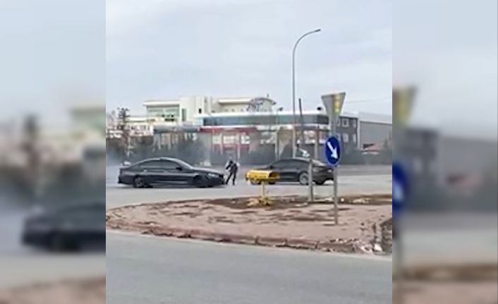 Yol ortasına park ettikleri otomobil etrafındaki drift terörü kamerada