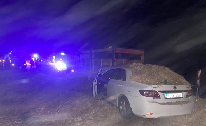 Yola düşen saman balyaları 6 kişinin yaralanmasına neden oldu