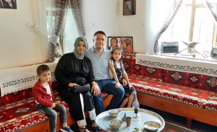 Yüzlerce kişi cenazeye akın etti, aileden geriye kalan o fotoğrafları görenler gözyaşlarını tutamadı