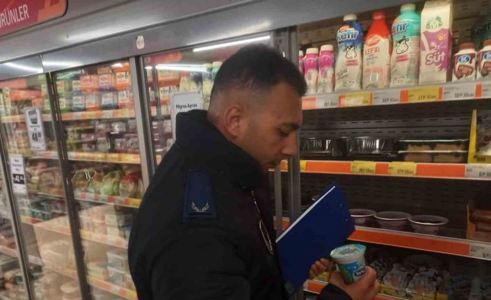 Zabıtalar market ve alışveriş merkezlerinde denetim yaptı