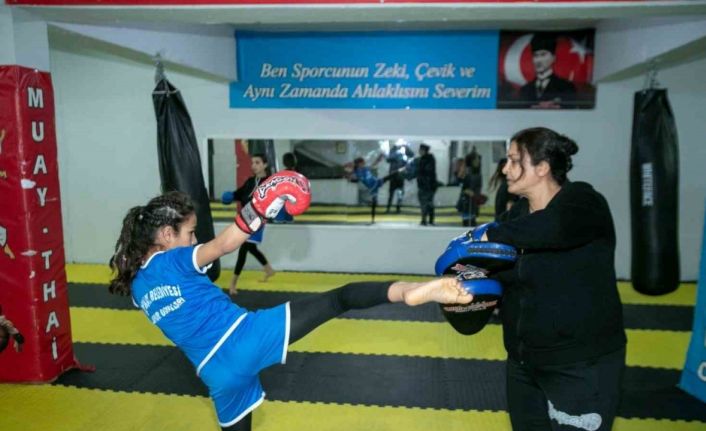 11 yaşındaki Muay Thai sporcusu Vasfiye Benek, Türkiye şampiyonu oldu