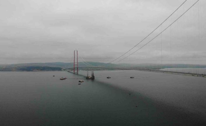 120 metrelik platform, 67 metreye indirilerek Çanakkale Köprüsü’nün altından geçirildi