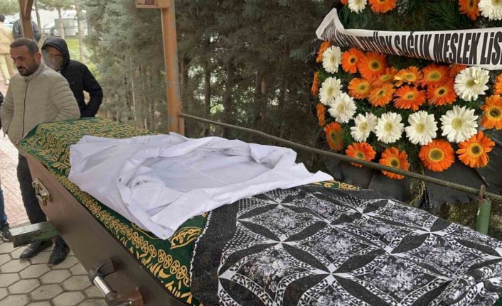 17 yaşındaki Kader, hemşire önlüğü örtülen tabutunda son yolculuğuna uğurlandı