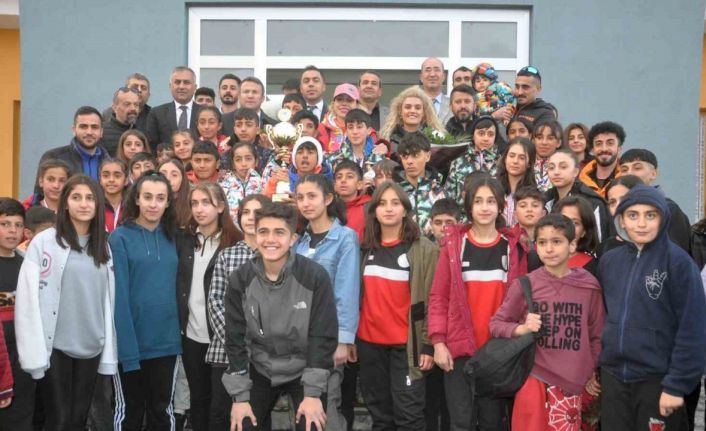 32 madalyayla dönen Yüksekovalı sporculara davul zurnalı karşılama