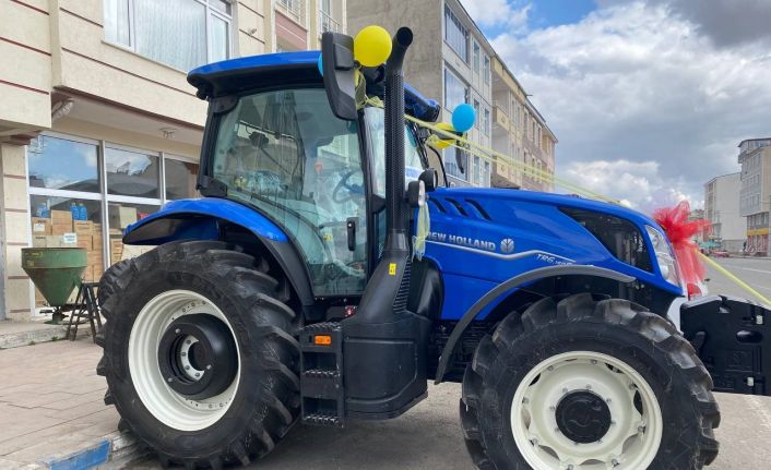 3 milyon liralık lüks traktöre yoğun ilgi, dev traktör görenleri şaşkına çevirdi