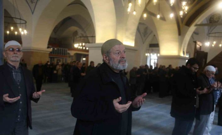 5 asırlık camide, depremde hayatını kaybedenler için Mevlid-i Şerif okundu