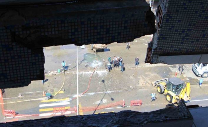 7 katlı binanın çatı katı ana isale hattı borusunun patlamasından böyle zarar gördü