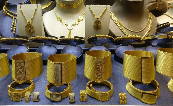 ABD’de batan bankalar altının ons fiyatının yükselmesine neden olunca kuyumcular da hereketlendi