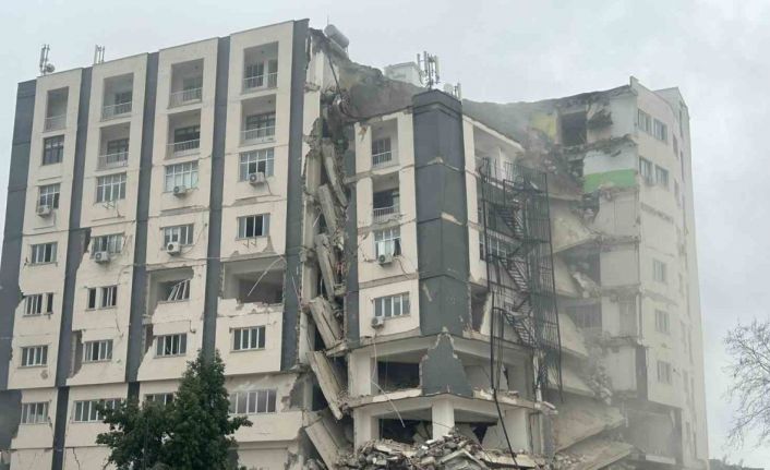 Adana Ceyhan’ın çarşı merkezdeki en büyük binası kontrollü olarak yıkıldı