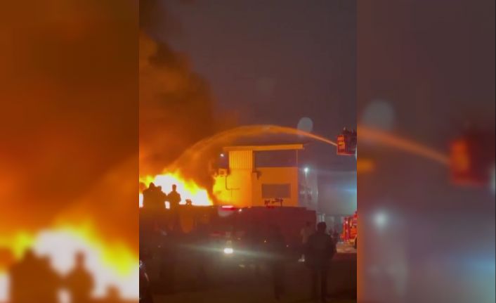 Adana’da geri dönüşüm fabrikası alevlere teslim oldu