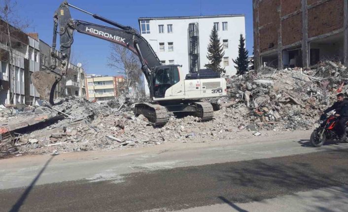 Afyonkarahisar Özel İdare ekipleri deprem bölgesinde enkaz kaldırma çalışmalarını sürdürüyor