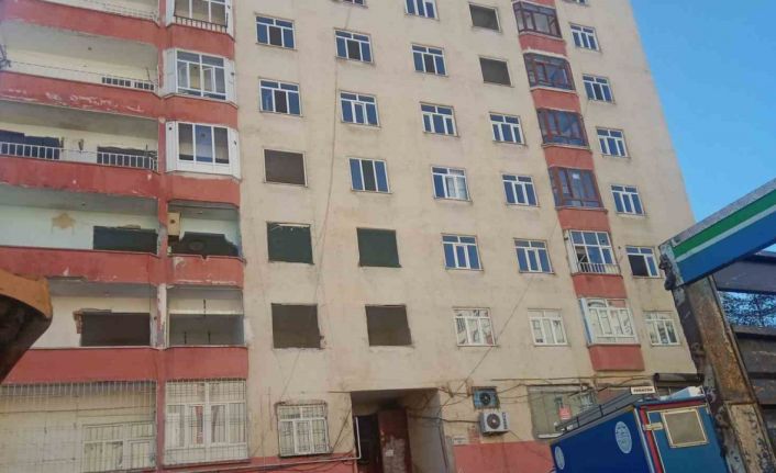 Ağır hasarlı ve yıkım kararı alınan binaların su bağlantıları kesiliyor