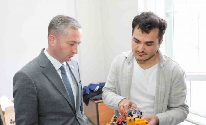 Ağrı İl Milli Eğitim Müdürü Kökrek, “Ağrı’nın Zirvesinde Teknoloji Yarışması”nın çalışmalarını inceledi