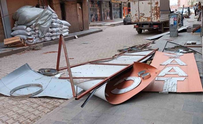 Ağrı’da şiddetli fırtına çatı ve tabelaları yerinden söktü