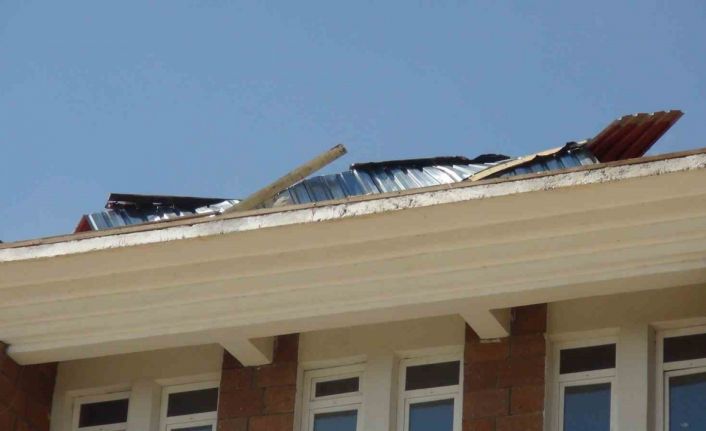Ahlat’ta fırtına okul çatılarını uçurdu