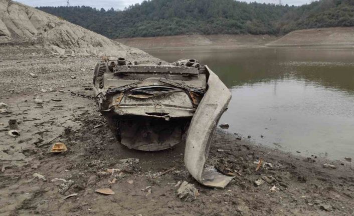 Alibey Barajı’nda su seviyesi azalınca batık halde olan araç su yüzeyine çıktı