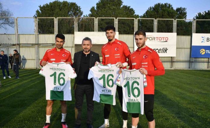 Altay Bayındır, İsmail Yüksek ve Mehmet Zeki Çelik’e Bursaspor forması hediye edildi