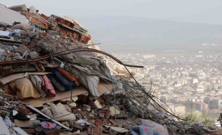 Anne ve babasını depremde kaybeden depremzede konuştu: "Bina öne devrilerek yıkılmış"