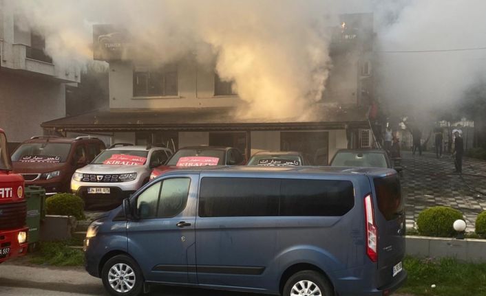 Araç kiralama şirketinde çıkan yangın söndürüldü