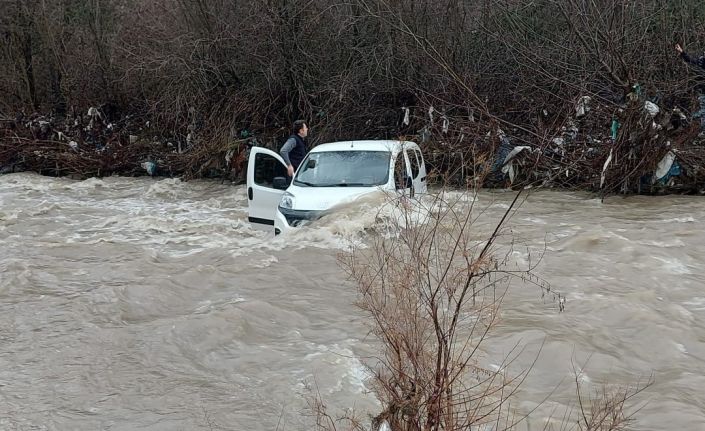 Araçları ile dereden geçmek isterken sele kapılan 3 kişi ölümden döndü
