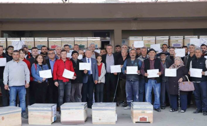 Arıcılık kursunu tamamlayan kursiyerlere kovan hediyesi