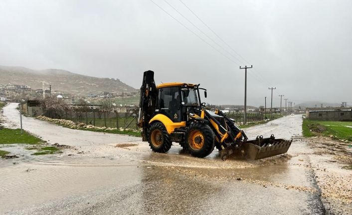 Artuklu Belediyesi ekipleri yağmur mesaisinde