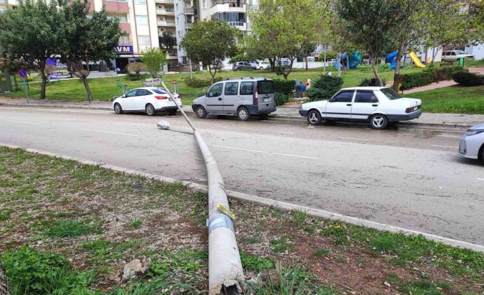 Aşırı rüzgar aydınlatma direğini devirdi