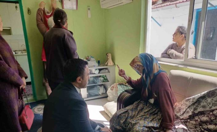 Asırlık çınarları yalnız bırakmayan Müdür Turan, yaşlılara Türk bayrağı hediye etti