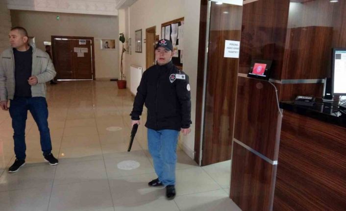 Askerlik hayali kuran depremzede down sendromlu genci güvenlik görevlisi yaparak mutlu ettiler