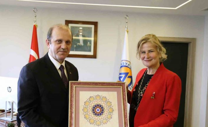 Avrasya Üniversitesi Rektörü Terzioğlu’na KTÜ Rektörü Çuvalcı’dan "Hayırlı olsun" ziyareti