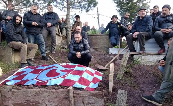 Babalarının vasiyetini yerine getirip mezarını Trabzonspor bayrağı ile örttüler