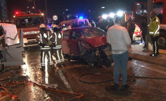 Bağcılar’da refüjü aşan ehliyetsiz sürücü facia yaşattı: 1’i ağır 3 yaralı
