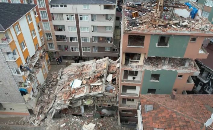 Bahçelievler’de bir binanın yıkım çalışmaları sırasında kepçe operatörü sağlam binanın duvarına hasar verdi