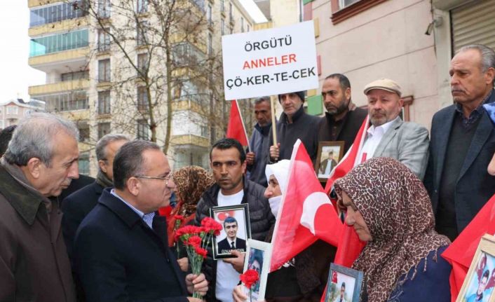 Bakan Bozdağ, Diyarbakır annelerini ziyaret etti: "Çocukların hakkını kim arıyorsa biz onlarla beraberiz"