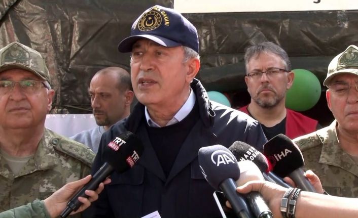 Bakan Hulusi Akar: “Deprem bölgesinde günlük 160 bin kişilik yemek kapasitesine ulaştık”