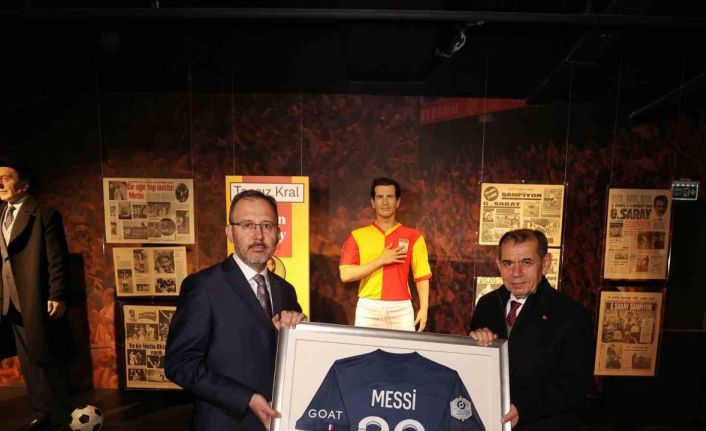 Bakan Kasapoğlu, Messi’nin imzalı formasını depremzedeler için bağışladı