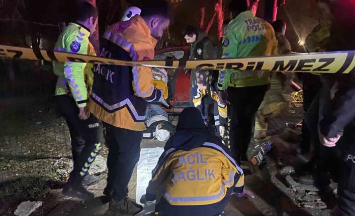 Bakırköy’de 17 yaşındaki sürücü önce refüje ardından ağaca çarptı: 1 ölü, 5 yaralı